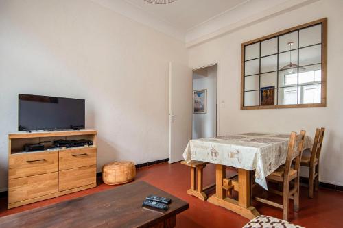 Bright flat in the centre of Marseille - image 12