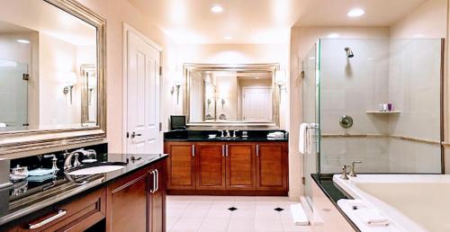 Strip & Sphere view - Separate Living room - 2 Full Bath - Full Kitchen - Balcony - 900 sqft - MGM Signature, Las Vegas (foto 11)