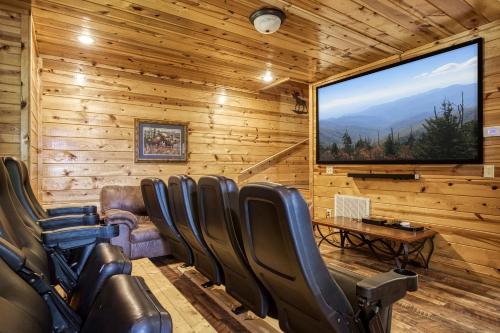 Enchanted View, Amazing Mountain Views, FREE Attraction tickets, Theater Room, Game Room, WIFI!!!, Sevierville