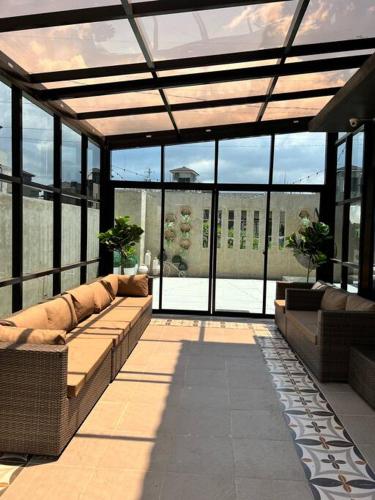17 Riada Villa, Lobo