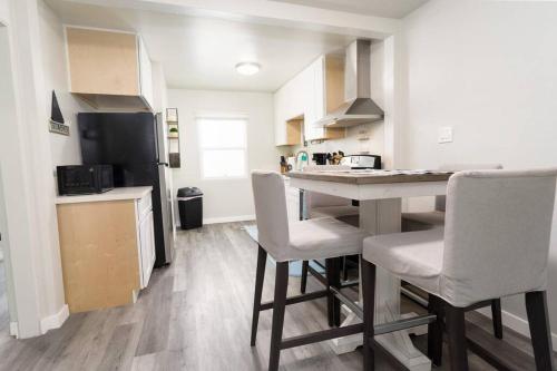 Point Loma Escape - Walk to the Harbor Restaurants & Shops with Parking! in San Diego, USA