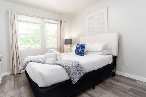 Point Loma Escape - Walk to the Harbor Restaurants & Shops with Parking! in San Diego, USA