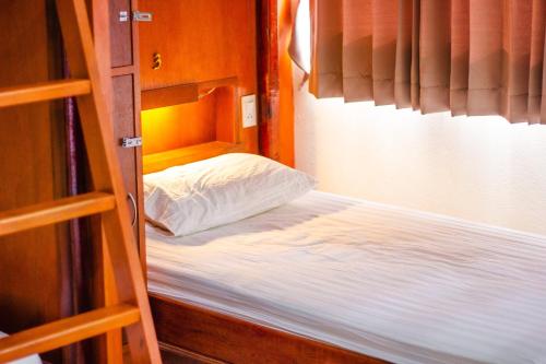 1 twin bed, 4 bunk beds