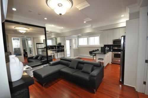 New Luxurious 3 Bedroom Kingsway Castle Suite in Burnaby (BC)