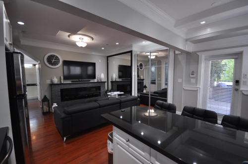 Shared lounge/TV area, New Luxurious 3 Bedroom Kingsway Castle Suite in Burnaby (BC)