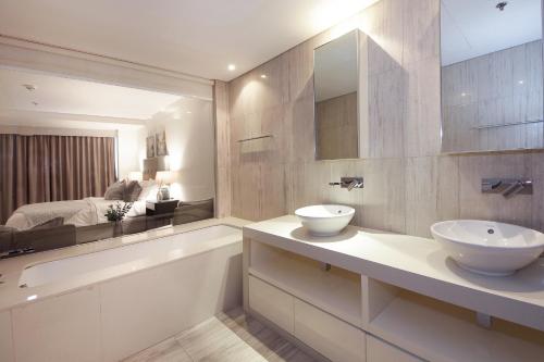 Signature Holiday Homes - D1 Tower - image 12