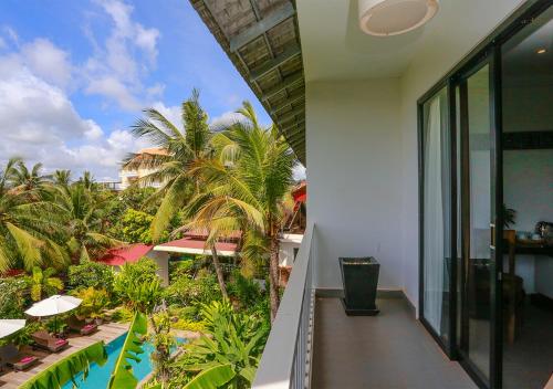 Deluxe Family Room with Pool View