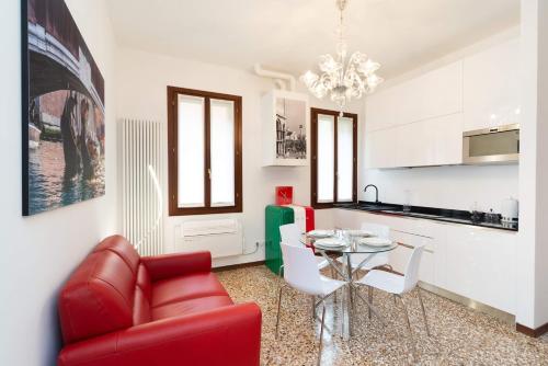 Just Urban Stays - Castello 5067 boutique apartment, Venice (photo 2)