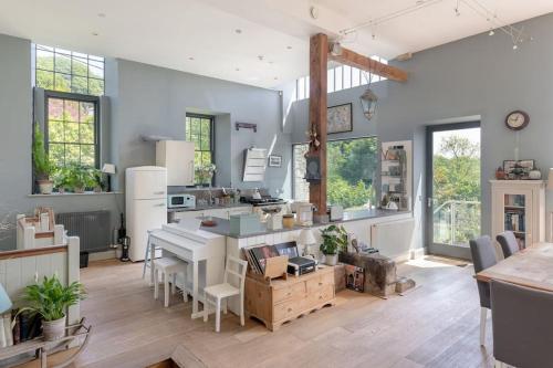 The Paper Mill: Beautiful retreat. Stunning views in Combe Down