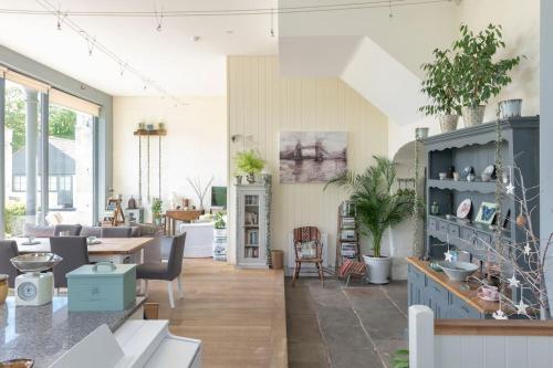 The Paper Mill: Beautiful retreat. Stunning views in Combe Down