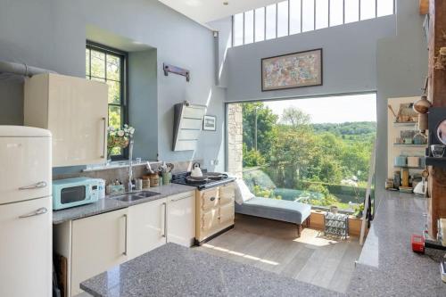 The Paper Mill: Beautiful retreat. Stunning views in Combe Down