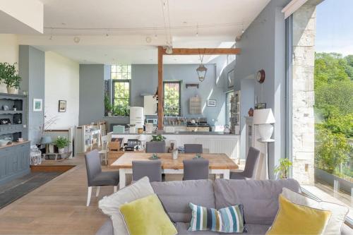 The Paper Mill: Beautiful retreat. Stunning views in Combe Down