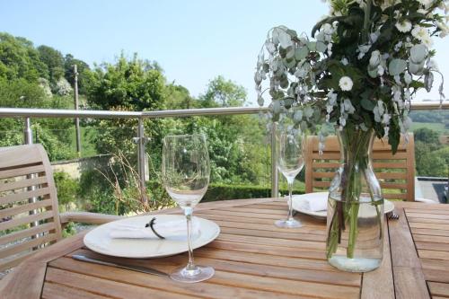 The Paper Mill: Beautiful retreat. Stunning views in Combe Down