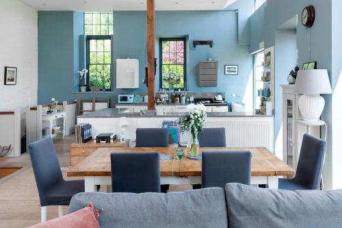 The Paper Mill: Beautiful retreat. Stunning views in Combe Down