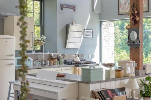 The Paper Mill: Beautiful retreat. Stunning views in Combe Down