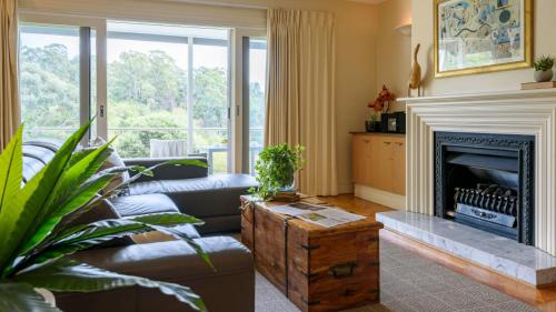 Lakeside Suite 3 - Lake View & Spa Bath - Daylesford
