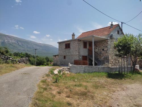  Country vacation house Vrlika - Jezevic, Pension in Ježević