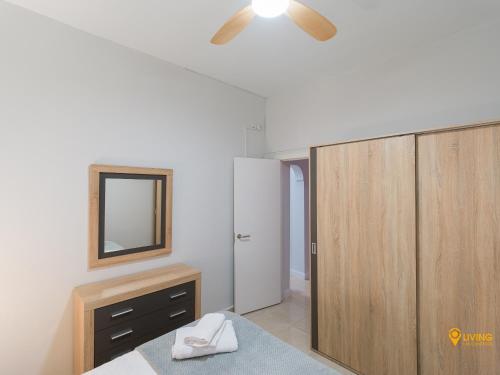 2 mins from Beach - Workstations - Parking - Bikes