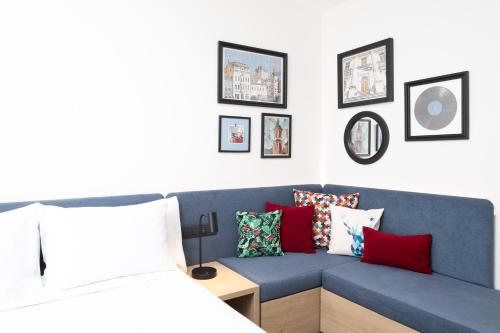1 queen bed, 1 sofa bed