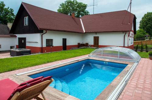 Peldbaseins, Wellness chalupa Podolí (Wellness chalupa Podoli) in Čotovini