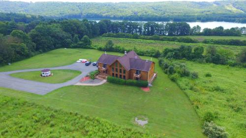 Spacious 8bd7ba Log Home on Beltzville Lake in Southern Poconos - No Prom in Lehighton, Vereinigte Staaten von Amerika