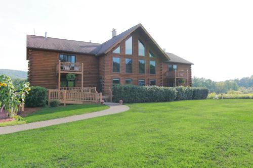 Spacious 8bd7ba Log Home on Beltzville Lake in Southern Poconos - No Prom in Lehighton, USA