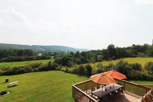 Spacious 8bd7ba Log Home on Beltzville Lake in Southern Poconos - No Prom in Lehighton, USA