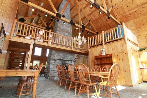 Spacious 8bd7ba Log Home on Beltzville Lake in Southern Poconos - No Prom