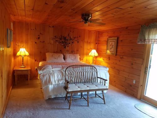 Spacious 8bd7ba Log Home on Beltzville Lake in Southern Poconos - No Prom in Lehighton, USA