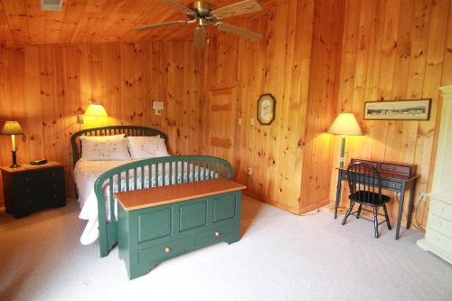 Spacious 8bd7ba Log Home on Beltzville Lake in Southern Poconos - No Prom in Lehighton, USA
