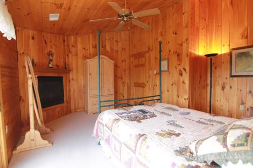 Spacious 8bd7ba Log Home on Beltzville Lake in Southern Poconos - No Prom in Lehighton, USA