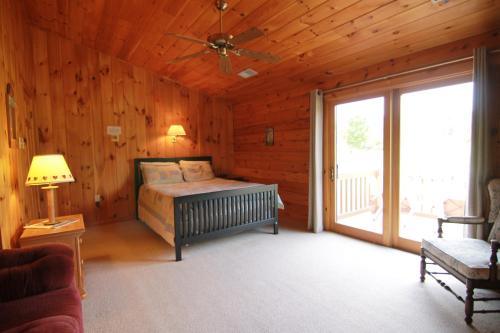 Spacious 8bd7ba Log Home on Beltzville Lake in Southern Poconos - No Prom in Lehighton, USA