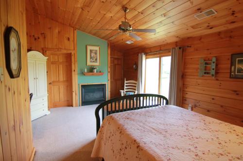 Spacious 8bd7ba Log Home on Beltzville Lake in Southern Poconos - No Prom in Lehighton, USA