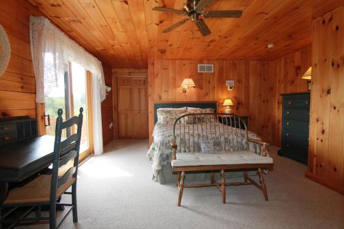 Spacious 8bd7ba Log Home on Beltzville Lake in Southern Poconos - No Prom