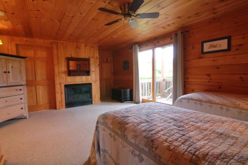 Spacious 8bd7ba Log Home on Beltzville Lake in Southern Poconos - No Prom