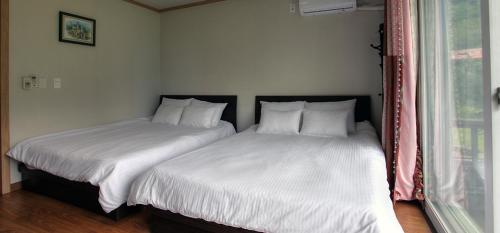 Standard Twin Room with Mountain View