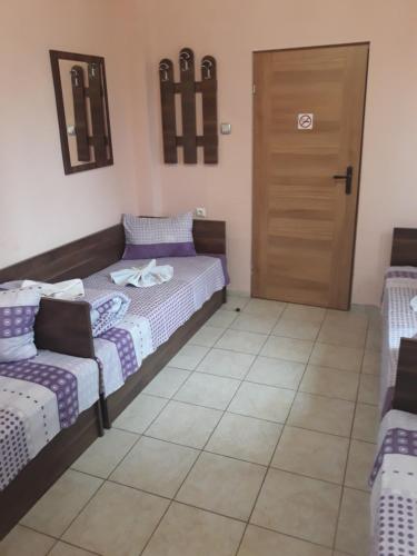 4 twin beds