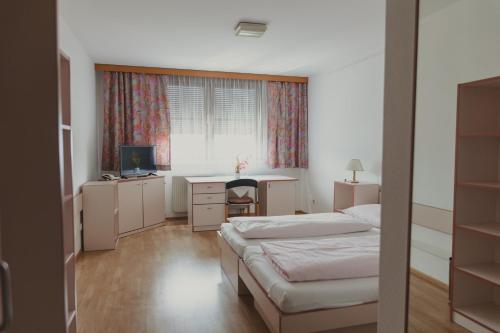 2 bedrooms, 3 beds