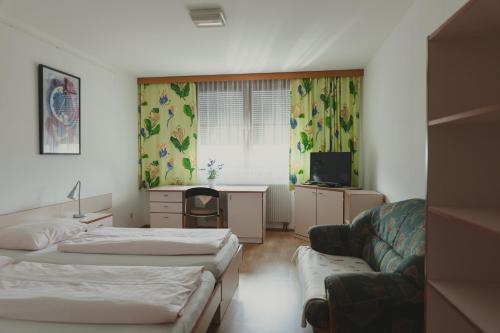 Double or Twin Room image 5