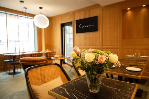 Carina Tour Eiffel - image 2