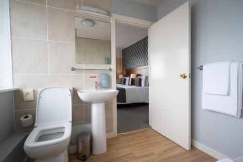 Bathroom, Commodore Hotel by Greene King Inns in Bournemouth