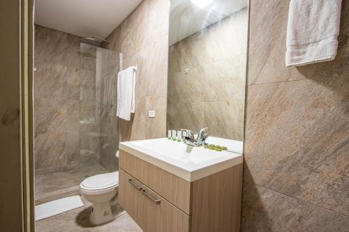 Apartment with Shower image 7