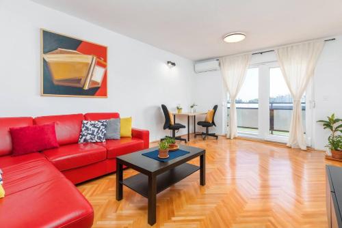 Sunny Aura - travel & work - with parking, Pula