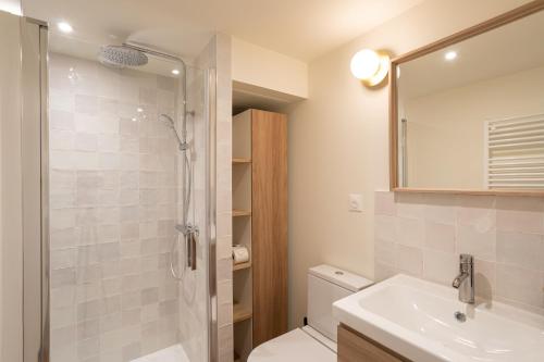 One-Bedroom Apartment image 9