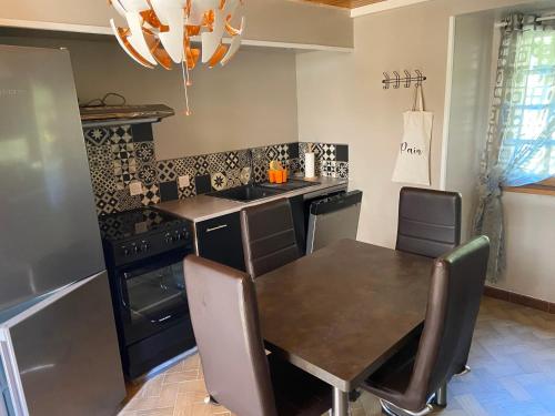 virtuve, Prés de Luchon, Maison Moderne (Pres de Luchon, Maison Moderne) in Cierp-Gaud