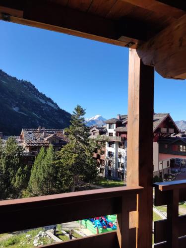 View, Grande Marmotte, Ski aux pieds, Le Refuge du Montagnard, Arc 1950 in Arc 2000