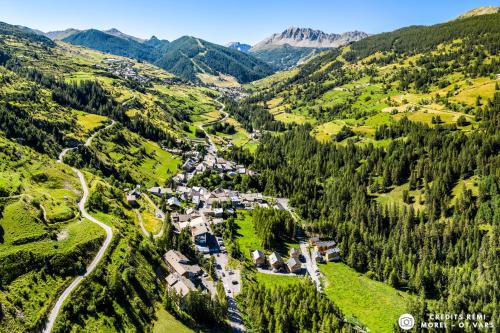 Ski-in/Ski-out Chalet, Quiet Location, and Jacuzzi