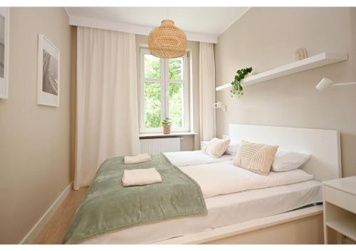 Victus Spacious Apartment Close to the Beach with a Work Space by Noclegi Renters - image 3