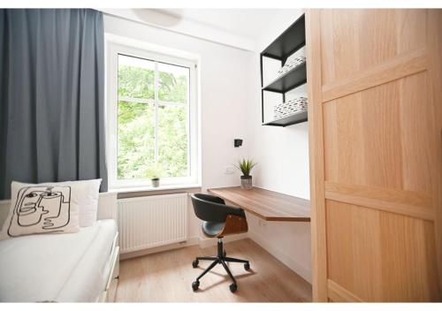 Victus Spacious Apartment Close to the Beach with a Work Space by Noclegi Renters - image 2