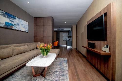 Shared lounge/TV area, CIKA GOLDEN HOTEL and SUITES in Lome